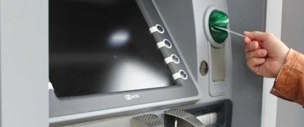 Dava dosyasn yeniden inceleyen Yargtay 19. Hukuk Dairesi, geen gnlerde emsal bir karara imza att. Mahkeme kararn bozan Yksek Mahkeme, herkesin diledii artlarda szleme yapmakta serbest olduu gibi istemedii bir szlemeyi srdrmek zorunda da olmadna dikkat ekti. Somut olayda, tketicinin szlemeyi feshetmeyip kart kullanmaya devam ettiine gre 'ahde vefa' ilkesi uyarnca szlemeye uymak zorunda olduuna vurgu yaplan Yargtay kararnda, "Bu nedenle davacnn dedii nakit avans ekim komisyonunun iadesine ilikin isteminin reddine karar verilmesi gerekirken yazl ekilde davann ksmen kabulne karar verilmi olmas usul ve yasaya aykr olup bozma nedenidir. .