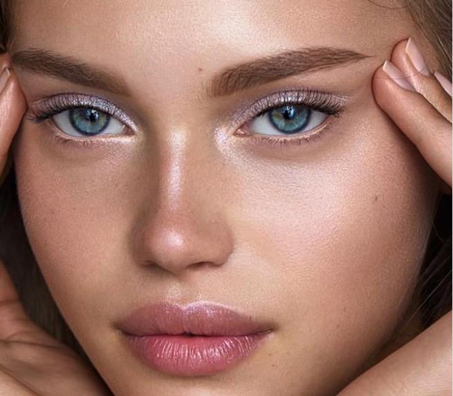 &#8220;Bu pozu ok seviyorum nk yznze boyut kazandryor ve yznz ereveliyor. Tm modellerimden bu pozu vermelerini istiyorum&#8221; diyen Vo, bu poz ile manikrnz de gsterebileceinizi vurguluyor.