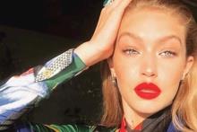 Sosyal medya pozlar gn getike tuhaflayor. Bambi pozlar, tuvalet aynas fotoraflarndan sonda instagramn yeni trendi, migren pozu! Makyaj sanats Nam Vo ile zdeletirilen bu yeni pozu vermek iin, elinizle banz tutarak bir ereve yapmanz gerekiyor. Yznz sklatran ve elmack kemiklerinizi ortaya kararak kanz kaldran bu poz doal bir yz sklatrma ilemi gibi.