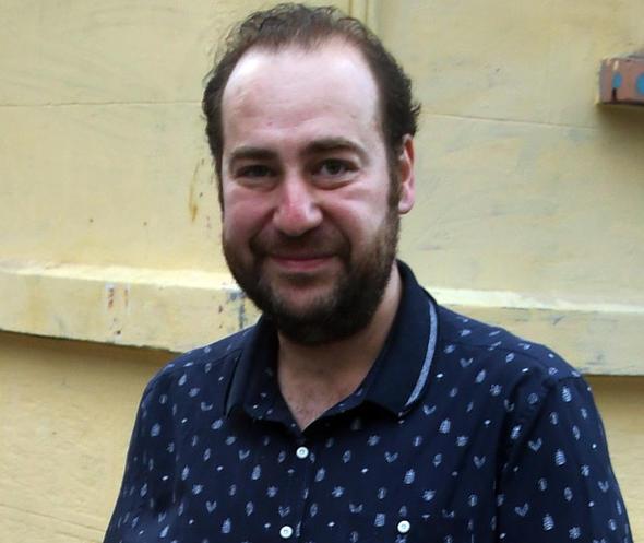 1 ylda 40 kilo veren nl oyuncu fit bir grnme kavutu. nceki akam tek bana Cihangir'de grntlenen Satl bol muhabirlerle ayak st sohbet etti.