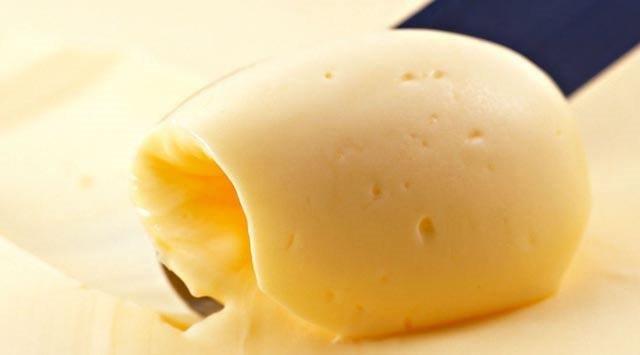 Gerek tereyan dolaptan karr karmaz bakla kestiinizde zorlanabilirsiniz bu normaldir, ancak sadece bak darbesi alan yerler kesilmeli (paralanmal). Eer yan btn bir ta gibi atlyorsa katkl bir ya olduunu gsterir.