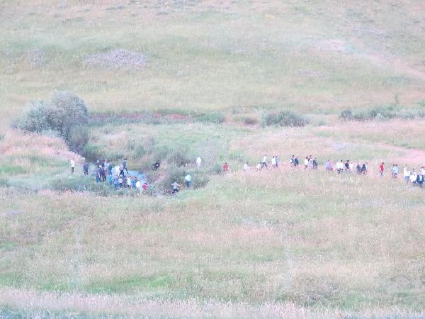 Balk adamlar arad: Ar Valisi de u bilgiyi verdi: "Yavrumuz, daha nce AFAD ekipleri ve profesyonel balk adamlar tarafndan defalarca baklan; drone tarafndan da defalarca grntlenen bir yerde bulundu. Eldeki deliller, en fazla birka gn nce oraya brakldn gsteriyor... ay imek iin oraya giden bir kyl tarafndan bulundu."