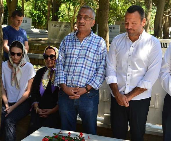 Anma trenine sanatnn ei Gl Sunal, kz Ezo Sunal, olu Ali Sunal ve gelini Nazl Kurbanzade'nin yan sra Vefa Lisesi'nden snf arkadalar ile sevenleri katld. Mezar banda Kuran- Kerim okunmasnn ardndan Kemal Sunal iin dua edildi. Sevenleri de Kemal Sunal'n mezarna iek brakp, dua etti. Trenin ardndan aile yeleri aklama yapt.