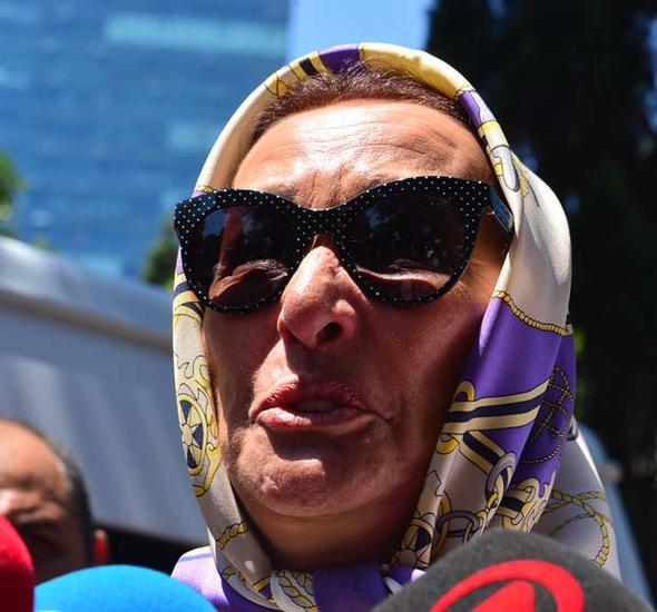 GL SUNAL: HER GEEN YIL ZLEM DAHA DA ARTIYOR    Gl Sunal, einin lmnn zerinden 18 yl getiini ancak her geen yl zlem daha da arttn syledi. Konumas srasnda olduka duygulanan ve konumakta zorlanan Sunal, "Filmlerinin oynamas ve kk hayranlarnn artarak oalmas tek tesellimiz. nanyorum ki uzun sre Kemal yaayacak ama bizim evimizde babamz yok. Bunun iin de ok zgnm ve bu zntm hi bitmeyecek" diye konutu.