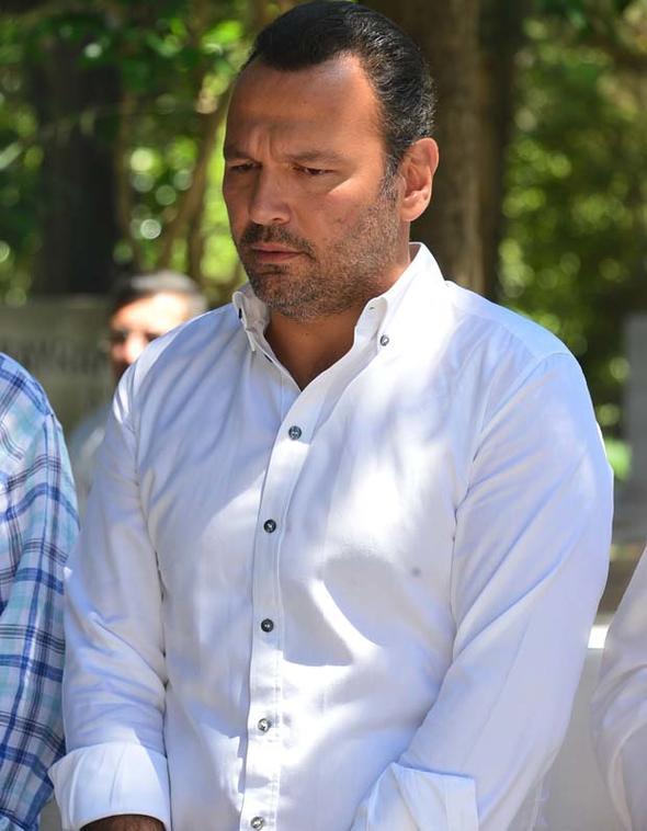 AL SUNAL: HBR ZAMAN YALNIZ BIRAKMIYORLAR VE BABAMI LMSZLETRYORLAR    Olu Ali Sunal ise trene katlanlara teekkr etti. Sunal, "Her 3 Temmuz'da ve 11 Kasm'da ne kadar byk bir aile olduumuzu gryoruz. Biz, Trkiye'yi kalbinde yaatan insanlar olarak kocaman bir aileyiz. Sevenleri, hibir zaman yalnz brakmyor ve babam lmszletiriyorlar. Bu haberleri yapan basn mensuplar olarak siz de onu lmszletiriyorsunuz. Sizlere de teekkr ediyoruz. 18 yl geti ve babam ok zledim. Sevenleri de ok zledi. Bu zlem dinmeyecek" dedi.