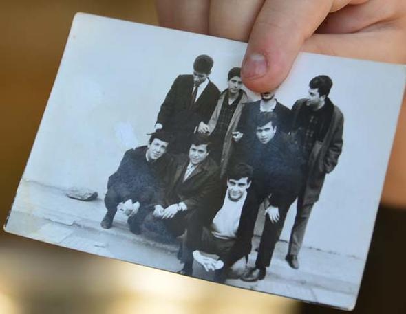 te yandan Kemal Sunal'n her lm yldnm anmasna katlan Vefa Lisesi'nden snf arkadalar bu yl da yalnz brakmad. Ayrca sanatnn snf arkadalar, rencilik yllar ve dostluk yllarna ait resimleri basn mensuplarna gstererek rencilik yllarna ait baz anlar paylatlar. Anma treninin sonunda katlanlara helva datld.