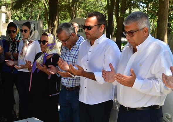 EYLL VE LEYLA'NIN KATLEDLMES    Trkiye'yi yasa boan Eyll ve Leyla'nn cinayetleriyle ilgili de konuan Ali Sunal, babasnn sevenlerine seslenerek, "Bu canilii unutmayalm. Bunun zm olana kadar da takipisi olalm. Artk Eyll ve Leyla gibi btn kardelerimizin byle olaylara kurban gitmesini istemiyoruz. Bunun iin ne gerekiyorsa yapmaya hazrz. Mekanlar cennet olsun" ifadelerini kulland.