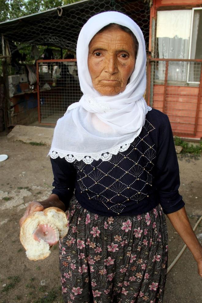 Mula'nn Seydikemer ilesinde bir vatandan sabah kahvalts iin sofraya koyduu ekmein iinden takma yarm damak kt. Ekmein iinden kan dama grnce ok yaayan aile, "Diin sahibi gelsin diini buradan alsn" diye ar yapt.
