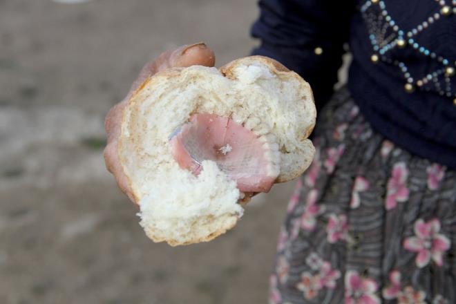 Gazetecilere aklama yapan Glmser Tngl, "Bu di ekmein iinden kt. Kahvalt yapacaz sabah. Bende koyunlara bakyordum, eim geldi bana kzd, diini neden ekmein iine koydun. Ben de 'Ekmein iine di mi konurmu' dedim. Ben de eve geldim ekmein iinde di var. Fakat benim diim azmda, bu di ekmein iinden kt. lk defa byle bir ey bamza geldi. ocuklarda eimde ekmek getiriyor, ekmeinde nereden geldiini tam olarak bilmiyorum. Diin sahibi diini aramasn, di taktrmak 2 bin lira. Diin sahibi gelsin diini buradan alsn. Dii koyduu yerden dm olabilir" eklinde konutu.