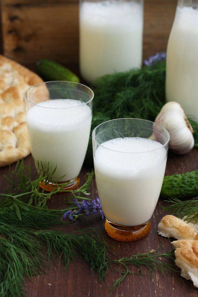 Uzun sre yaplan Ayran diyeti ile fazla miktarda tketilen ayran demir eksiklii anemisi yapabilir. Ayrann yapsnda bulunan laktik asit, uyku ve yorgunluk hissi verebilmektedir. Bundan dolay ayran itiiniz zaman, ar uyku ve yorgunluk hissetmeniz normaldir. Herhangi bir ila kullanm olan kiiler ise, ok fazla ayran imeden nce, doktorlarna danmalar tavsiye edilmektedir.