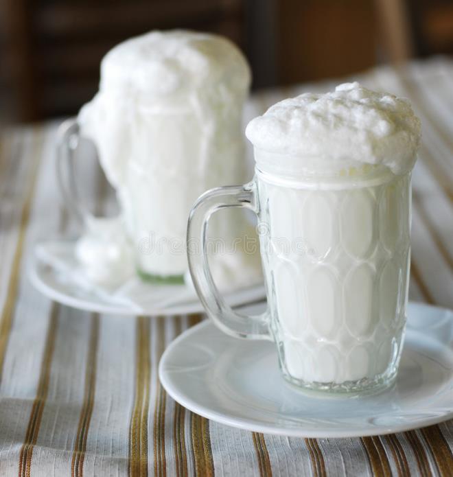 Ayran diyeti nedir. ayran diyeti nasl uygulanr? Ayran diyeti ile 3 n ieriinde de ayran bulunduran ara n kapsamayan son gnlerde popleritesi olan bir diyettir. Ayran diyetini uygularken; ayrann yasz ve tuzsuz, hazr yourt yerine ev yapm yourttan olmasna dikkat ederseniz daha etkili sonular almanz mmkn. Tatl krizlerini nlemek ve diyetteki lif miktarn arttrmak adna diyetinizde meyve tketebilirsiniz. Diyette herhangi bir eker rn bulunmamaktadr. Ayran diyeti 1 hafta boyunca uygulanan bir diyettir. 1 hafta sonunda kii normal beslenmesine devam etmektedir. Diyette verilen kilolarn tekrar alnmamas iin yal ve eker ierikli besinlerden kanlmas nerilmektedir . Bu diyette gnlk 2 &#8211; 2,5 litre olmak artyla bol bol su tketilmesi ve beraberinde bitki aylar da nerilmektedir.