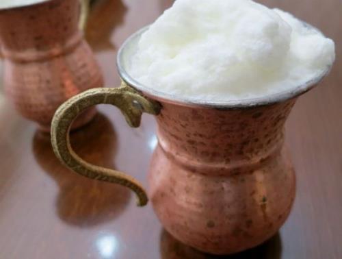 Yourdun su ile seyreltilmesi ile yaplan ayran, salk asndan olduka faydal bir iecektir. Bir bardak az yal ayran; 9 gram karbonhidrat 6 gram protein, ve 3 gram ya iermektedir. Bunlara ek olarak ayran, mikro besin maddesi olarak, kalsiyum, fosfor, riboflavin, potasyum gibi vitamin ve mineralleri de iermektedir.