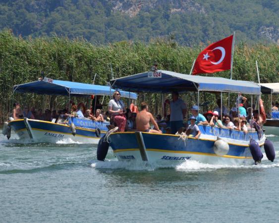 Acun Medya alan Alper Baycn, Survivor ekimlerinin yapld Dominik&#8217;te urad saldr sonucu ldrlmt. Yaanan ac olayn ardndan yarmann canl yaynlanacak finali iptal edilmiti.