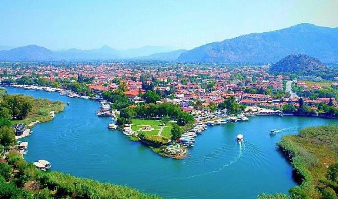 Turizmci Alev Kl ise unlar syledi:  "Dalyan, izlenme oran en yksek programlardan biri olan Survivor&#8217; fiziki ve kltrel olarak kabullenebilecek, sahiplenebilecek durumda. Temennimiz yarmann burada yaplmas."