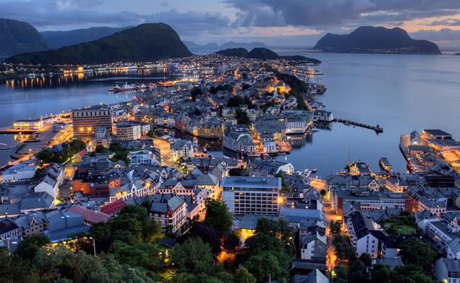 2- NORVE: Yksek maal bir ekilde almak isteyen kiiler iin nerilebilecek olan lkeler arasnda Norve yer almakta. Norve maddi anlamda dier skandinav blgeleri ile dolgun maalaryla benzerlik gstermekte. 33.492 dolar yllk maa ortalamas olan lke ierisinde, doal kaynaklarda olduka zengindir.  asndan cazip frsatlarn salanabilecei bir lke olan Norve&#8217;te balklk da yaygn bir meslek olarak lke ekonomisine byk katkda bulunmaktadr.