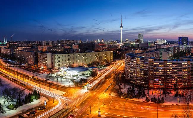 4- ALMANYA: sizlik orannn %5 gibi olduka dk olmas, Almanya zerinde alma imkann arttrmakta. lkemizden youn g alan Almanya&#8217;da alma artlarnn ie bal olarak deiebilecei sylenebilir. Kimi zaman olduka youn tempo ile almak zorunda olmak tm lkelerde olduu gibi Almanya iin de geerli olabilecektir. zellikle lke iinde 3 milyon gibi byk bir Trk nfusuna sahip Almanya&#8217;da psikolojik adan da kolaylkla uyum salayabilirsiniz.