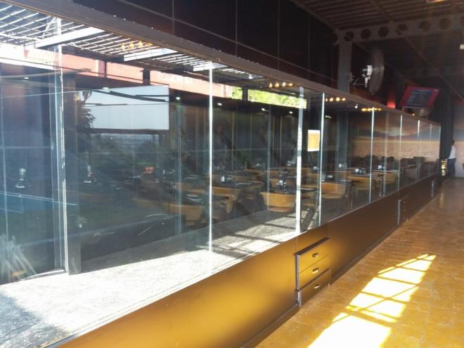 Aslann devasa bir kafeste tutulduu ve gezme alanlarnn olduu grld. Kafeste yaayan aslann isminin Khalessi olduu ve 1 yanda olduu renildi