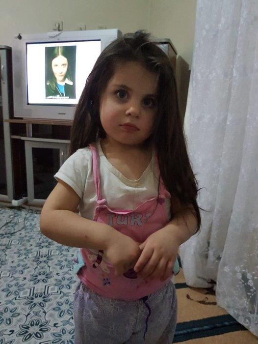 ST VERMEDLER : Acl babann kahrolduu bir dier nokta ise kk Leyla'nn alktan lmesi. Nihat Aydemir kznn a olduunu hissettiini belirterek unlar anlatt:  - "ocuk alktan lm. ocuuma st verin dedim, st de vermediler. Elbisesini karp, getirip dereye atmlar. Yemek yiyemiyordum, Leyla'nn a olduunu hissediyordum. Niye 'yemiyorsun' diyorlard. Kzm atr diyordum.