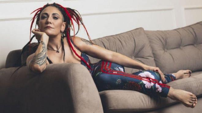 Rock zlem Tekin, Milas&#8217;ta kyde arazi alp kk bir ev yaptrd. Cep telefonu kullanmyor, ky merkezine atla gidiyor.