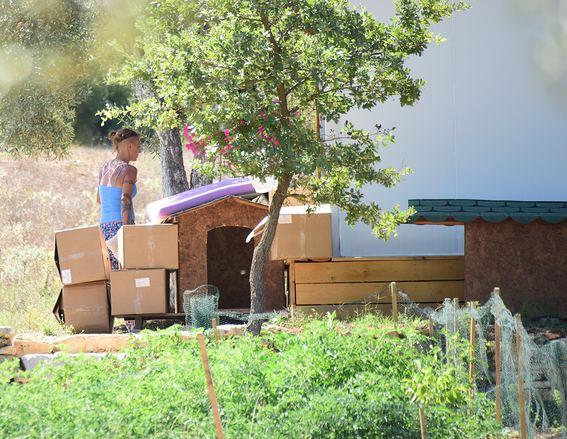 arkc, Mula- Milas&#8217;taki bir kyde ortaya kt. 17 dnm arazi alp zerine kk ve mtevaz bir ev yaptran zlem Tekin kz kardeini de yanna ald.