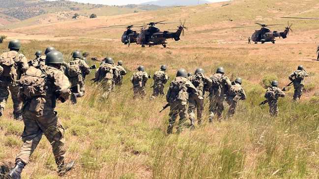 Karaylan telsiz grmesinde, operasyon alannn daha genileyeceine dikket ekerek"Zagros giderse Kandil de, Zap da der, ne pahasna olursa olsun alan terk etmeyin" itirafnda bulundu.