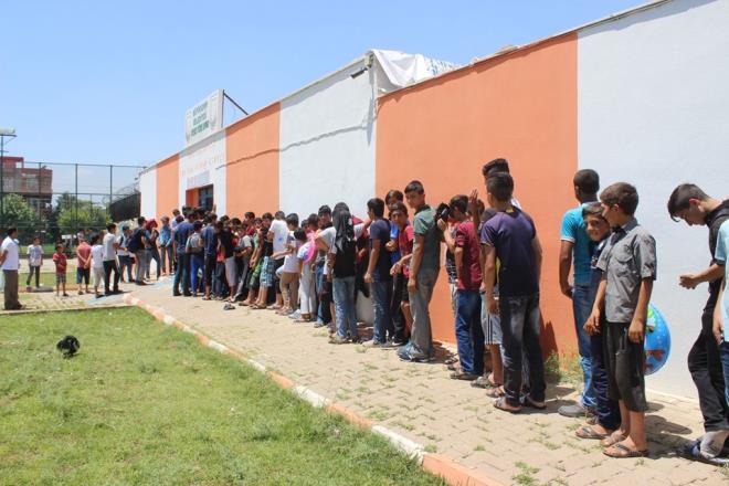 anlurfa'nn Siverek ilesinde zelikle 12.00 ile 17.00 saatleri arasnda etkili olan scak hava hayat olumsuz etkilerken, kentte vatandalar mecbur kalmadka bu saatler arasnda dar kmyor.