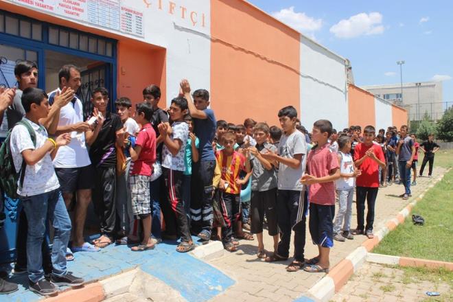 ocuk ve genler anlurfa Bykehir Belediyesi tarafndan cretsiz hizmete alan yar olimpik yzme havuzuna akn etti. Havuz kapsnda uzun kuyruklar oluturan genler, grevliler tarafndan 1&#8217;er saat arayla seanslar halinde havuza alnyor.