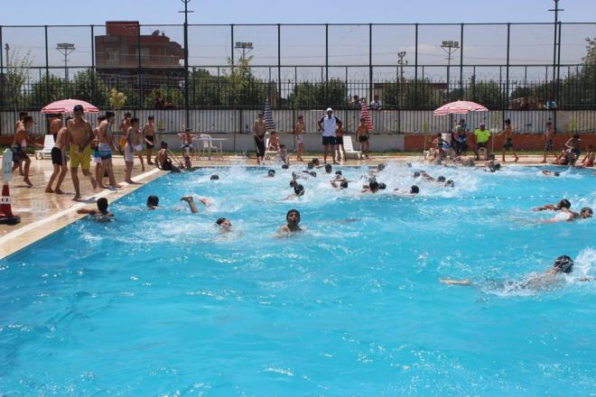 Cankurtaranlar gzetiminde serin havuzda yzen genler Bykehir belediye Bakan Nihat iftiye teekkr etti.