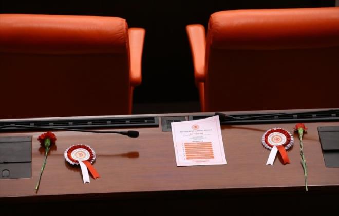 Milletvekili sralarna, krmz karanfil ve kokart konuldu.