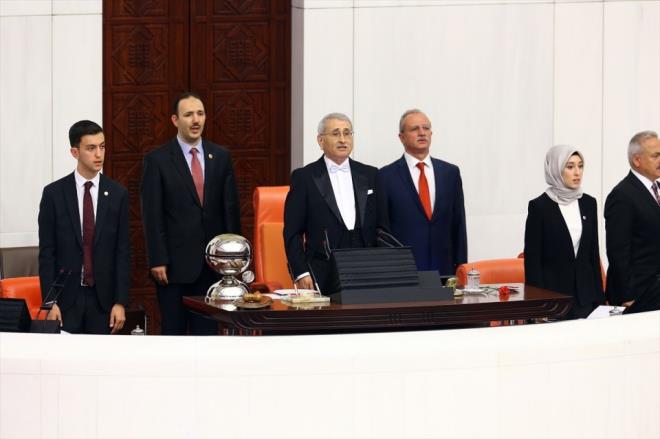 Trkiye Byk Millet Meclisi (TBMM) Genel Kurulu, 27. Dnem Yasama Yl dolaysyla topland. TBMM Genel Kurulu, CHP Antalya Milletvekili Deniz Baykal'n salk durumu nedeniyle ikinci en yal ye sfatyla Y Parti Ankara Milletvekili Durmu Ylmaz bakanlnda topland.