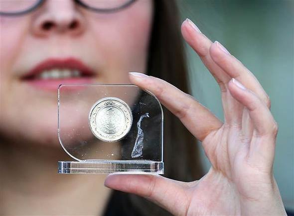 Trende gnn ansna zel olarak baslan madeni 1 lira datld.