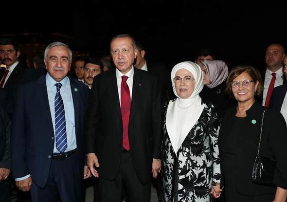 Erdoan, Cumhurbakanl Klliyesi'nde dzenlenen trene katlan KKTC Cumhurbakan Mustafa Aknc ile sohbet etti, fotoraf ektirdi.