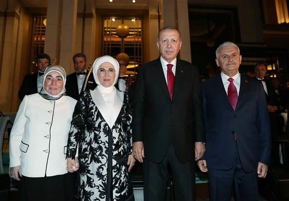 Erdoan, Cumhurbakanl Klliyesi'nde dzenlenen trene katlan AK Parti Genel Bakanvekili Binali Yldrm ve ei Semiha Yldrm ile sohbet etti, fotoraf ektirdi.