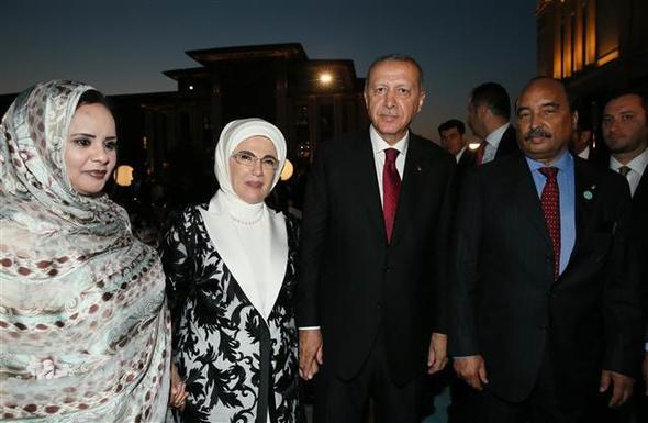 Erdoan, Cumhurbakanl Klliyesi'nde dzenlenen trene katlan Moritanya Cumhurbakan Mohamed Ould Abdel Aziz (sada) ile sohbet etti, fotoraf ektirdi.