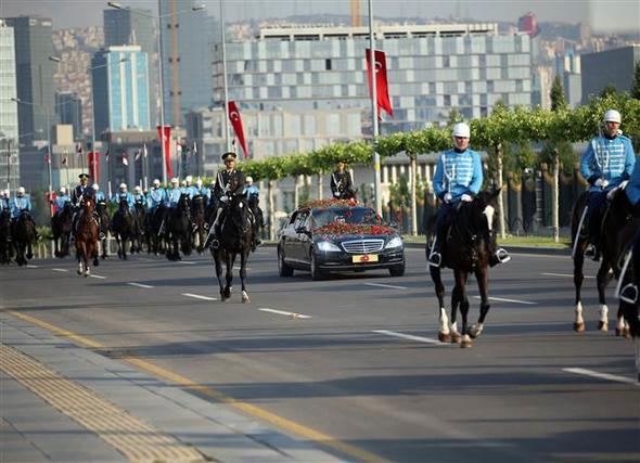Makam aracyla Cumhurbakanl Klliyesi'ne gelen Erdoan'n konvoyuna, girite Atl Tren Birlii elik etti.
