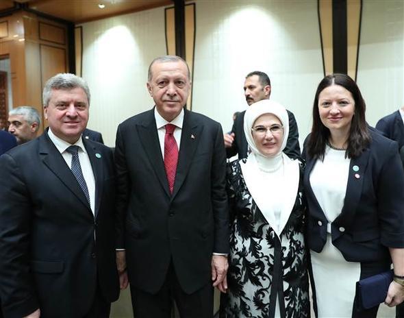 Erdoan, ei Emine Erdoan ile birlikte trene katlan Makedonya Cumhurbakan Gyorge Ivanov ile fotoraf ektirdi.