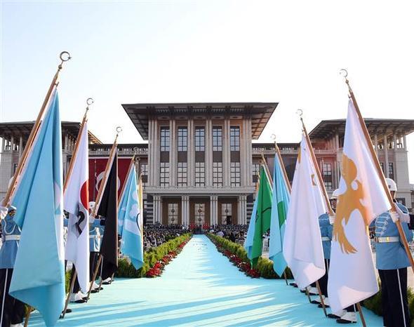 Erdoan ve ei Emine Erdoan, vatandalarn arasndan zel olarak hazrlanan koridordan geerek tren alanndaki yerini ald.