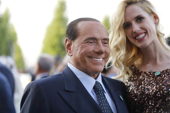 Oyuncu Wilma Elles ve talya Eski Babakan Silvio Berlusconi