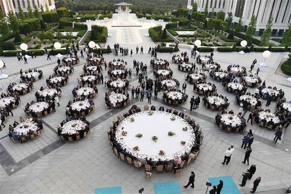 Cumhurbakan Recep Tayyip Erdoan, "Cumhurbakanl Greve Balama Treni"ne katlan misafirleri onuruna yemek verdi. Yuvarlak masada verilen akam yemeinde, eski Almanya anslyesi Gerhard Schrder ve Tunus Nahda Hareketi lideri Raid Gannui gibi Erdoan'n zel dostlar da vard.