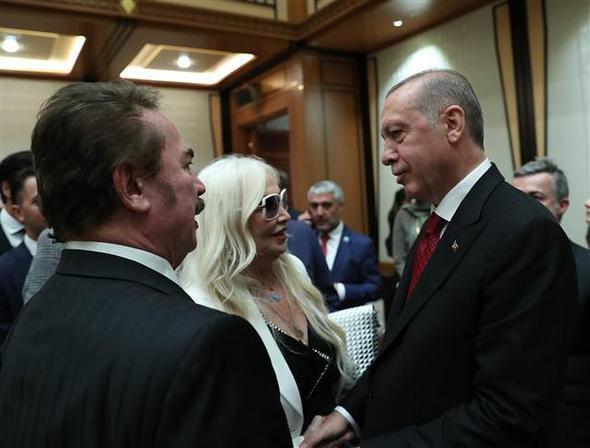 Erdoan, trene katlan sanat Orhan Gencebay ve Sevim Emre ile sohbet etti.