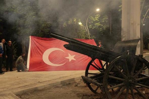 101 PARE TOP ATII    Erdoan ve ei Emine Erdoan' Betepe'de Cumhurbakanl Genel Sekreteri Fahri Kasrga karlad. Erdoan'n svari birliiyle Betepe'ye girii srasnda 101 pare, Hava, Kara ve Deniz Komutanlklar'na bal ordu karargahlarnda da 101 pare top at yapld.