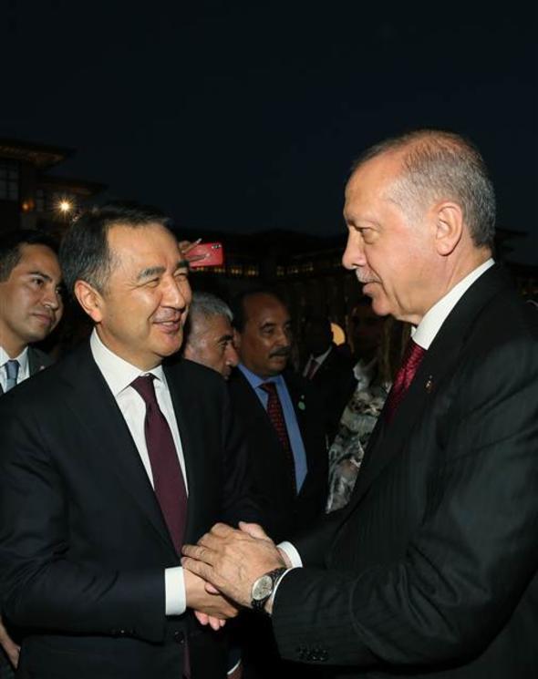 Erdoan, Cumhurbakanl Klliyesi'nde dzenlenen trene katlan Kazakistan Babakan Bakitjan Sagintayev ile sohbet etti.