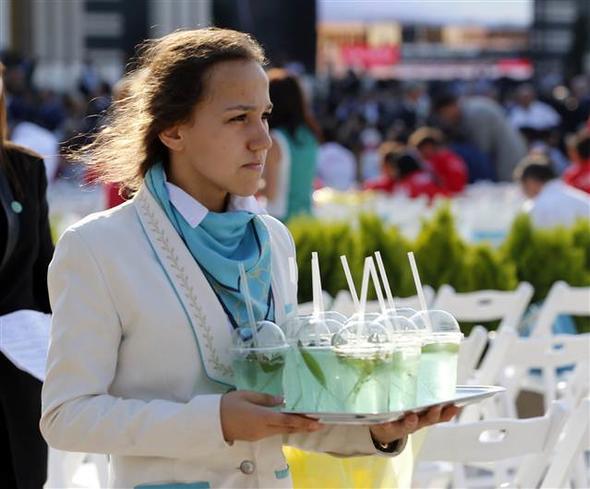 Davetlilere turkuaz renkli anta iinde sandvi, meyve suyu, akide ekeri ve "Abhayat" (yaam suyu) ismi verilen ierisinde mineralli su, mango, kavun, ubuk vanilya ile taze adaay yapraklarnn bulunduu souk iecek ikram edildi.