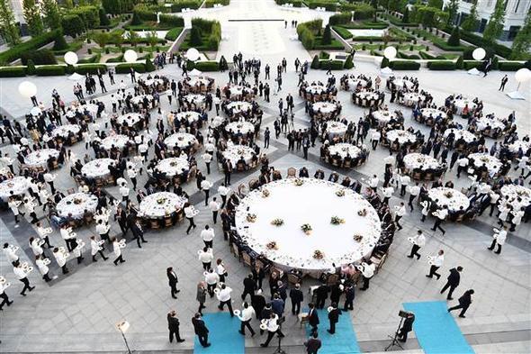 EHT YAKINLARI VE GAZLER DE VARDI    Trene ehit yaknlar ve gaziler, STK temsilcileri, akademisyenler, i ve sanat dnyasndan isimler ile deiik kesimlerden vatandalar da katld.