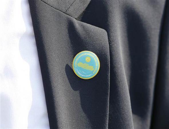 Konuklara, Cumhurbakanl Klliyesi'nin minyatr, ay ve yldzn yer ald, zerinde "Cumhurbakanl Greve Balama Treni" yazl turkuaz renkteki zel rozet hediye edildi.