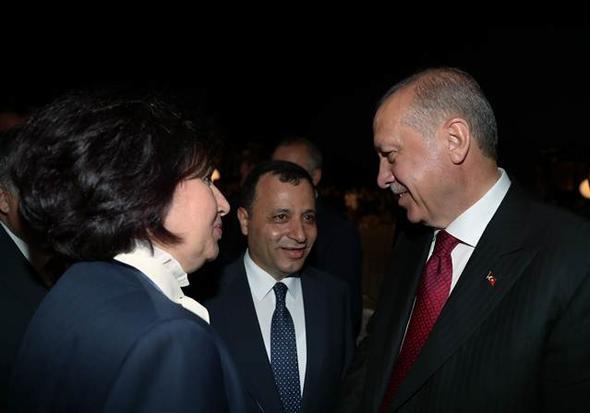 Erdoan, Cumhurbakanl Klliyesi'nde dzenlenen trene katlan Anayasa Mahkemesi Bakan Prof.Dr. Zht Arslan ve Dantay Bakan Zerrin Gngr ile sohbet etti.