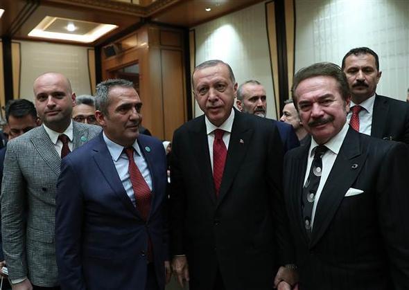 Erdoan, trene katlan sanat Orhan Gencebay ve Yavuz Bingl ile sohbet etti.