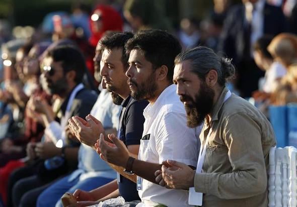 Konuklar, al treninde Diyanet leri Bakan Ali Erba'n okuduu duaya elik etti.