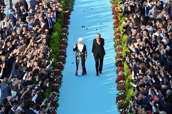 Yaklak 5 bin kiinin yer ald tren, protokol tren alannda yapld.