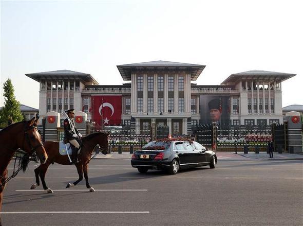 Tren alanna dev ekranlar kurulurken, ana binaya dev bir kalpakl Atatrk posteri ve Trk Bayra asld.